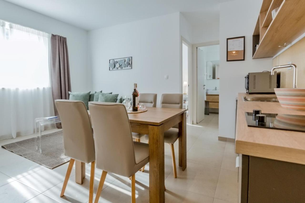 אומיס Apartments Ivica מראה חיצוני תמונה