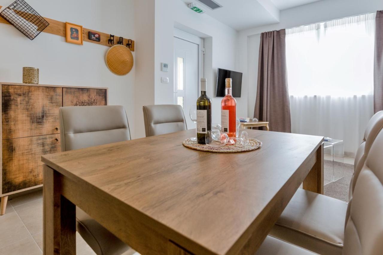 אומיס Apartments Ivica מראה חיצוני תמונה
