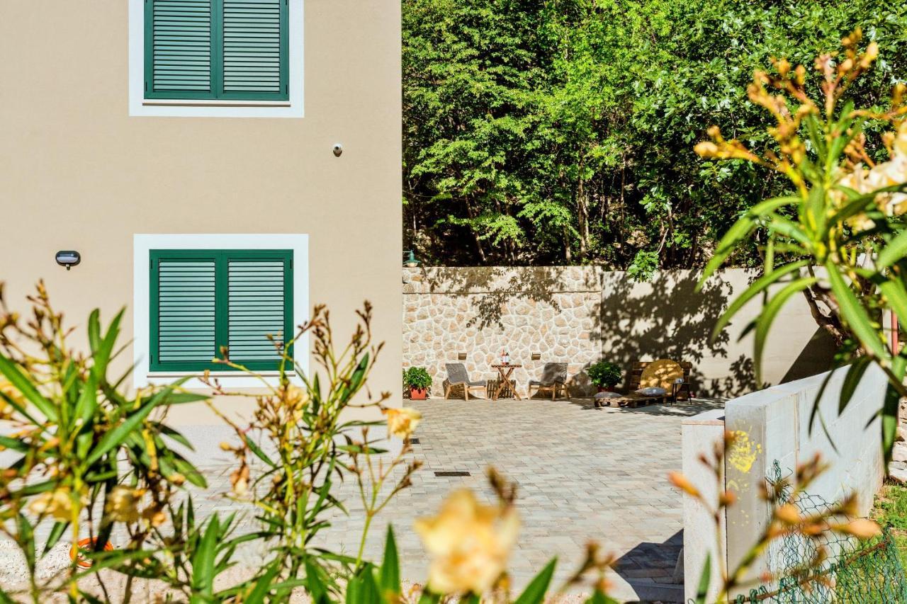 אומיס Apartments Ivica מראה חיצוני תמונה