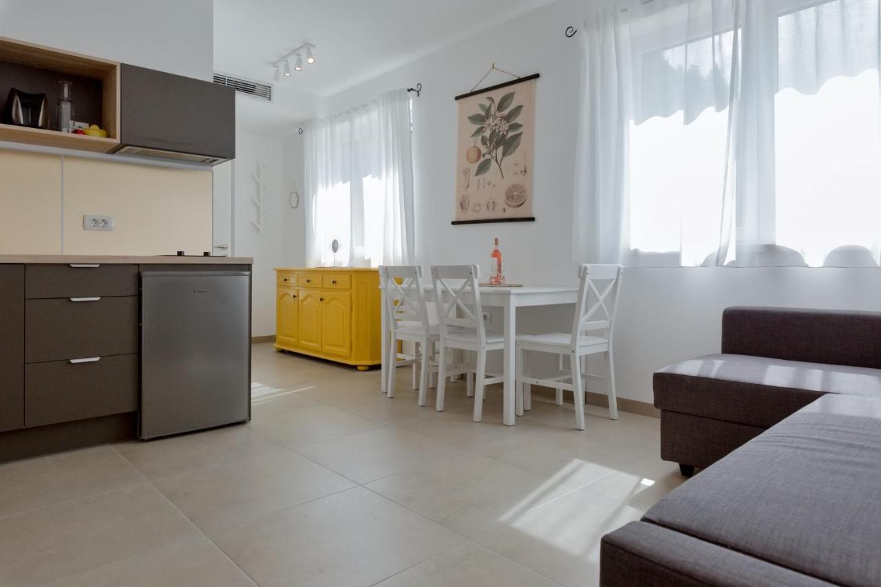 אומיס Apartments Ivica מראה חיצוני תמונה