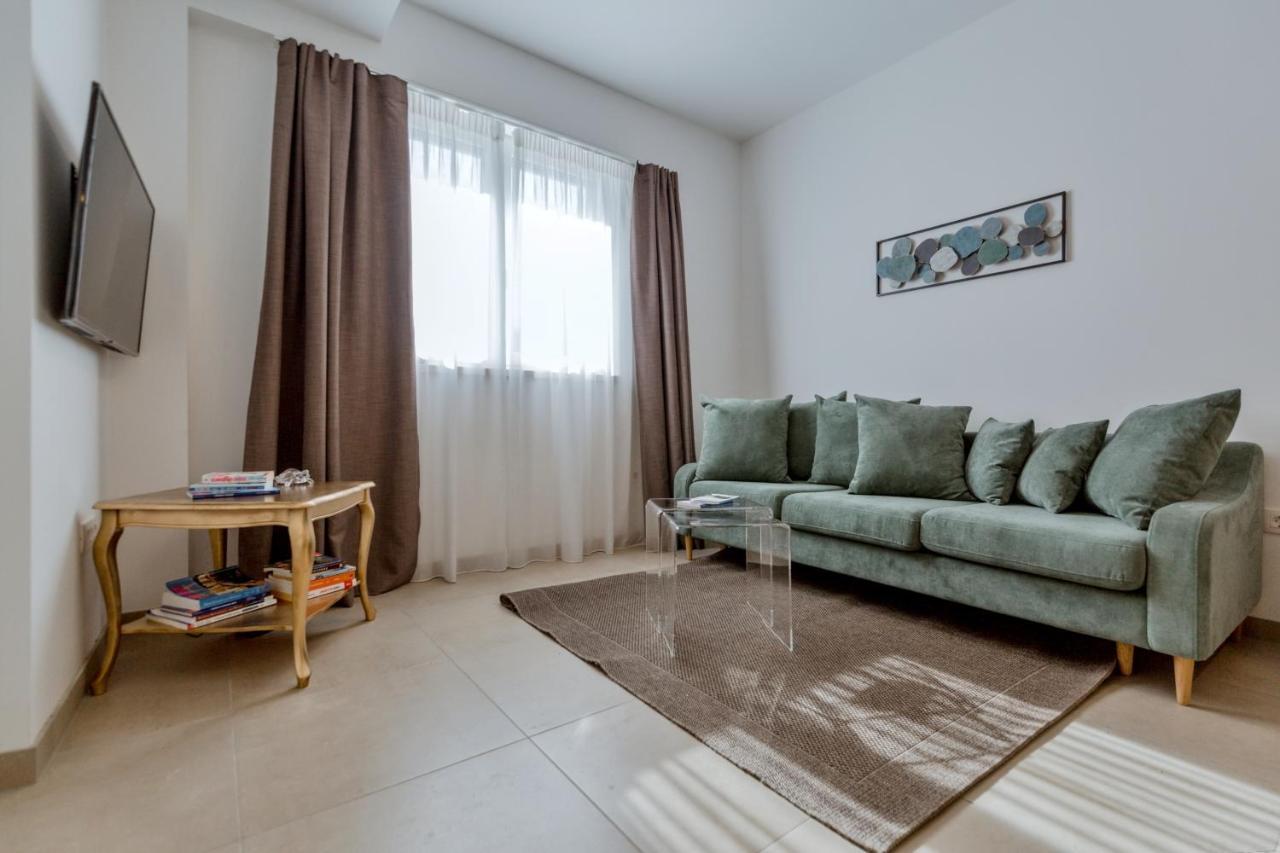 אומיס Apartments Ivica מראה חיצוני תמונה